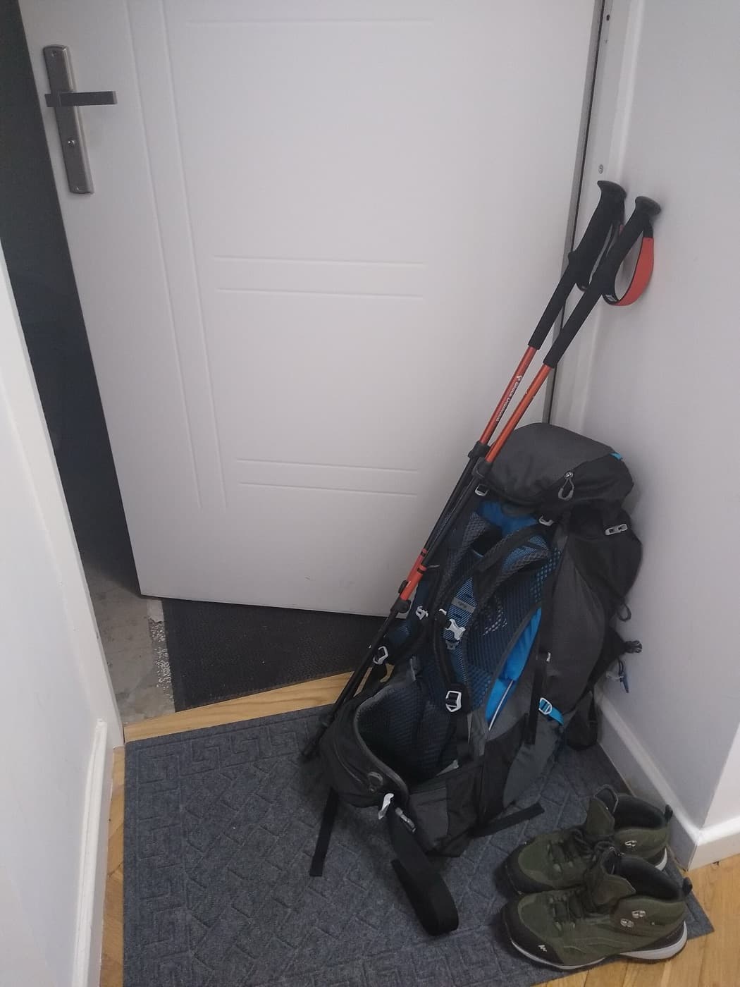 Sac à dos de randonnée, bâtons et chaussures prêts avant le départ pour le Tour du Mont-Blanc