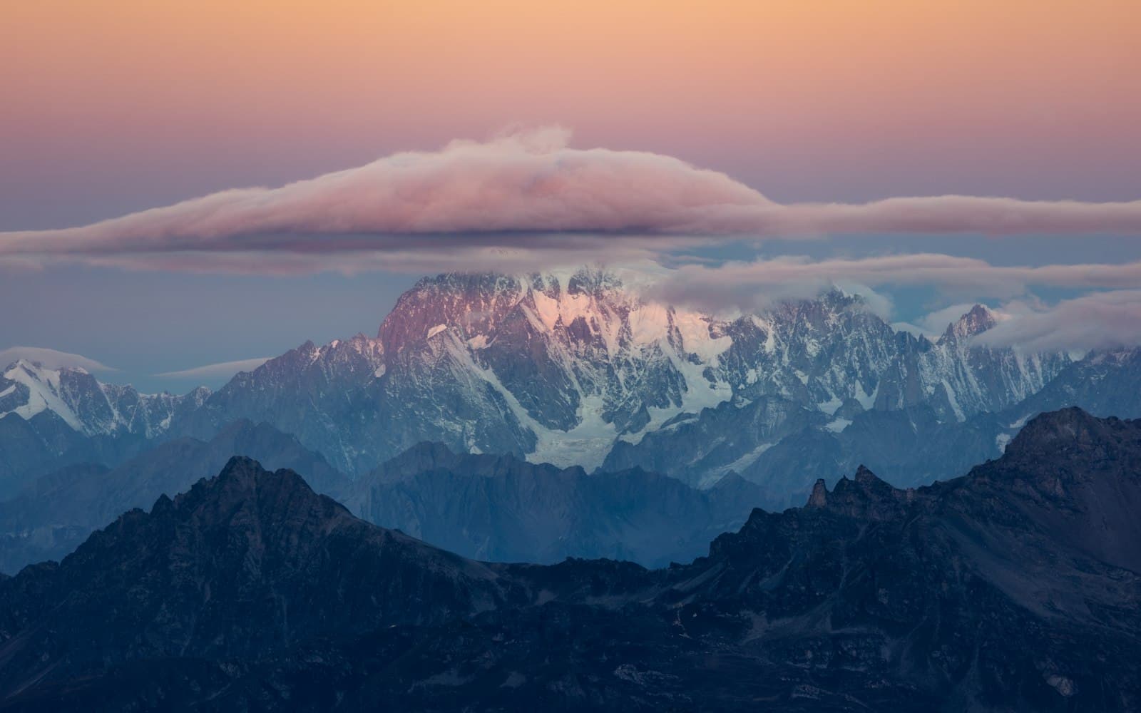 Où se garer pour faire le Tour du Mont-Blanc ? (Le comparatif complet 2026)