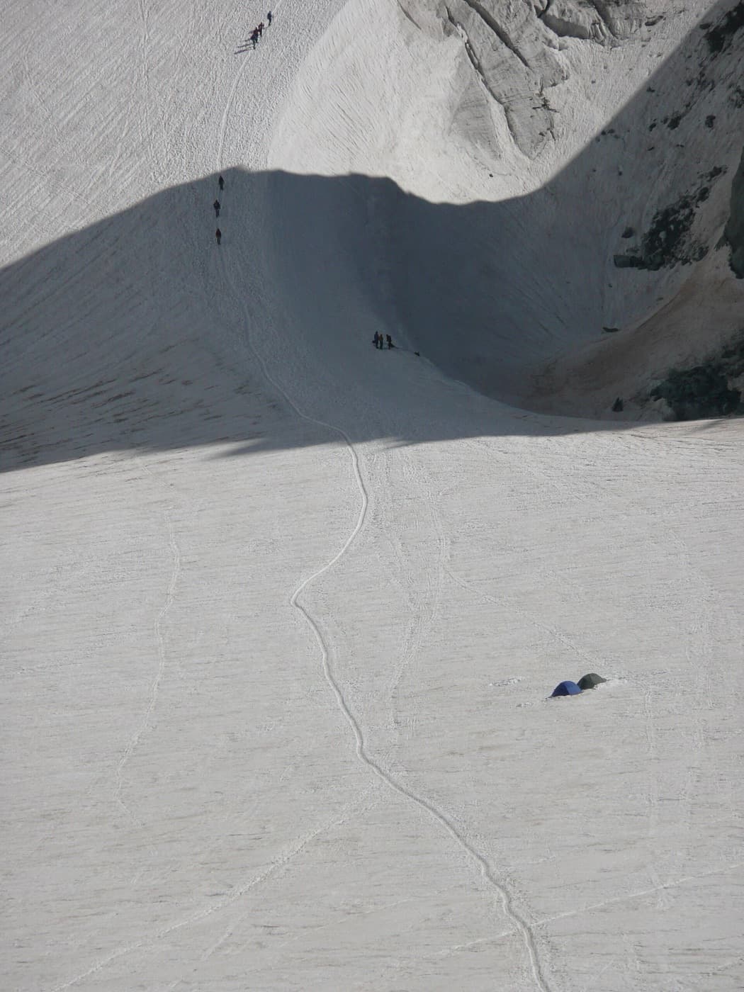 Tentes de bivouac sur le glacier du Mont-Blanc, versant italien du massif